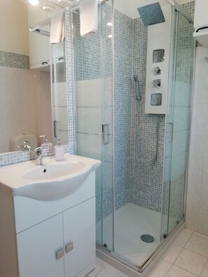 Departamento, 2 habitaciones, para fumadores, balcón | Amenidades de baño