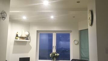 Apartment, 3 Bedrooms, Microwave | Dining room