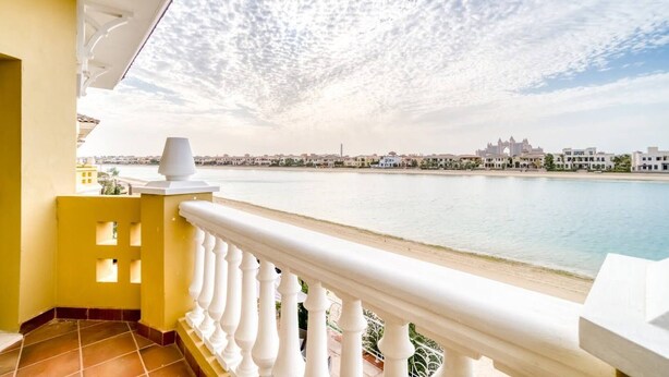 Balcony - Private 5 Bedrooms Villa With Pool (Dubai)