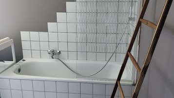 House, 3 Bedrooms, Smoking, Fireplace | Bathroom