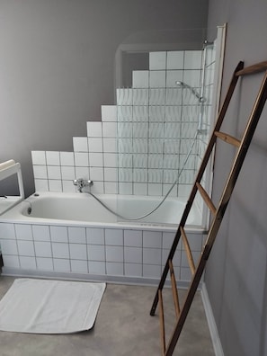 House, 3 Bedrooms, Smoking, Fireplace | Bathroom
