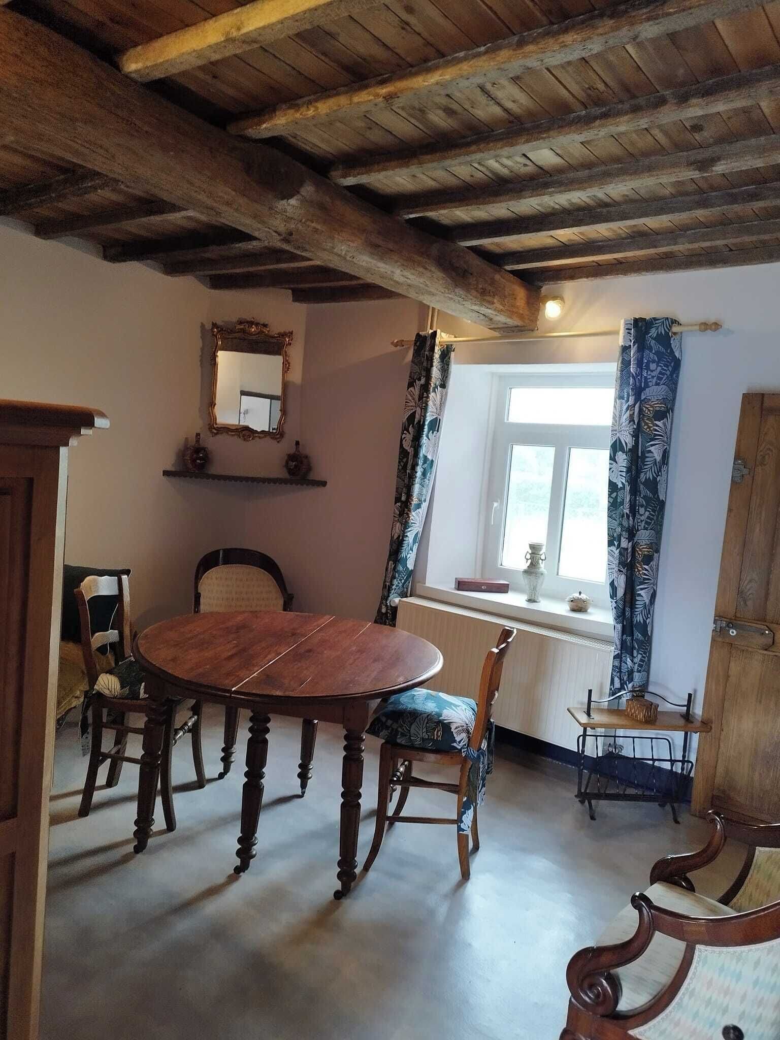 House, 3 Bedrooms, Smoking, Fireplace | Living area | Books