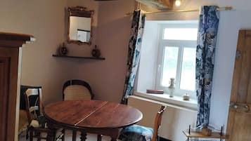 House, 3 Bedrooms, Smoking, Fireplace | Living area | Books