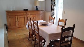 House, 3 Bedrooms, Smoking, Fireplace | Dining room