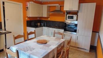 House, 3 Bedrooms, Smoking, Fireplace | Interior