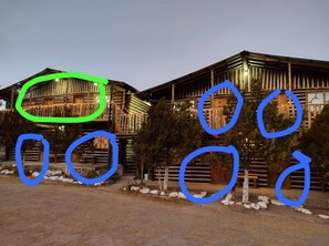 A wooden cabin with a balcony and a porch area. - Room-parador Arewá La Energía Que Impuls (Bocoyna)