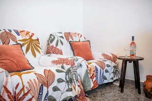 House, 2 Bedrooms, Smoking, Balcony | Living room