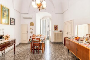 Huis, 2 slaapkamers, roken, balkon | Dineerruimte