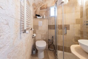 Huis, 2 slaapkamers, roken, balkon | Badkamer | Een haardroger, een bidet, zeep, shampoo