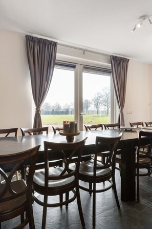 House, 6 Bedrooms, Hot Tub | Dining