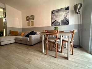 Apartment, 1 Schlafzimmer, Balkon, Stadtblick | Speisen