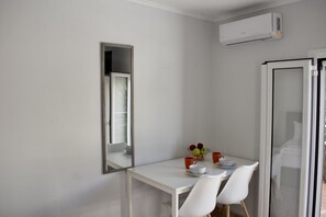 Apartment, 1 Bedroom, Balcony, Garden View | Interior