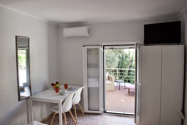 Apartment, 1 Bedroom, Balcony, Garden View | Interior