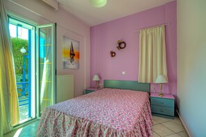 1 bedroom, travel cot