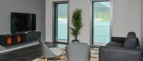 Apartment, 2 Bedrooms, Accessible, Smoking | Living room