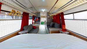 Departamento, 1 habitación, para fumadores, alberca privada | 1 habitación y tabla de planchar con plancha