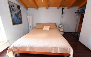 1 chambre, fer et planche à repasser, draps fournis