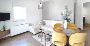Departamento, 1 habitación, balcón, vista al jardín | Área de sala de estar