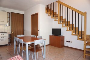 Apartment, 2 Bedrooms, Balcony, Pool View | Dining