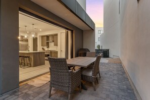 House, 5 Bedrooms | Outdoor dining