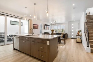 House, 5 Bedrooms | Private kitchen | Fridge, oven, coffee/tea maker, toaster