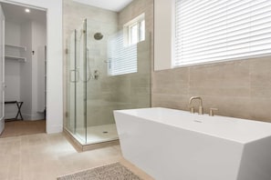 House, 5 Bedrooms | Bathroom | Towels, shampoo