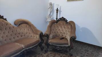 Dormitorio condiviso, 2 camere da letto, fumatori, balcone | Area soggiorno | TV