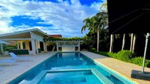 A swimming pool with a clear blue sky and a building in the background. - Srvittinivillas Lm/2/casa de Campo Resorts Modernd Luxury Villa Perfect Location (La Romana)