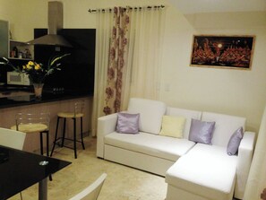 Habitación, 1 habitación, para fumadores, vista a la alberca | Área de sala de estar | Televisión 