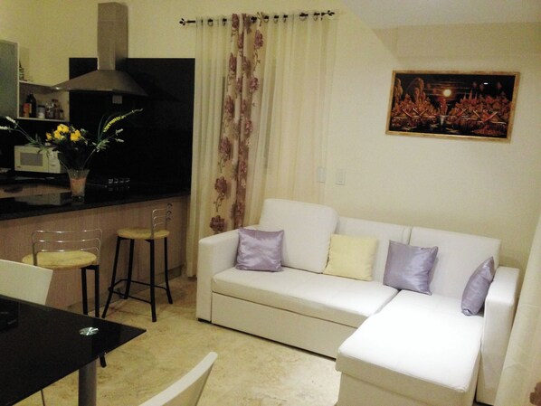 Room, 1 Bedroom, Smoking, Pool View | Living area