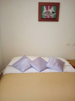 Habitación, 1 habitación, para fumadores, vista a la alberca | 1 habitación, tabla de planchar con plancha, wifi y ropa de cama 