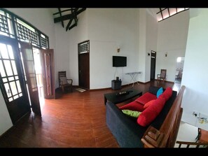 Dormitorio compartido, 1 habitación, balcón, vista al jardín | Área de sala de estar