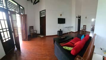 Felles sovesal, 1 soverom, balkong, hageutsikt | Oppholdsområde