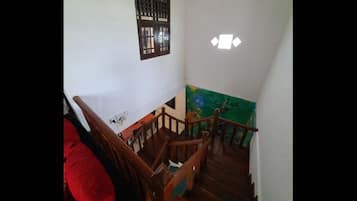 Dormitório compartilhado, 1 quarto, sacada, vista para o jardim | Parte interna