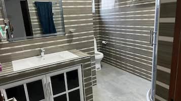 Dormitório compartilhado, 1 quarto, sacada, vista para o jardim | Banheiro | Produtos de toalete grátis, toalhas de banho