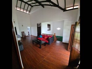 ห้องพักรวม, 1 ห้องนอน, ระเบียง, วิวสวน | บริเวณนั่งเล่น