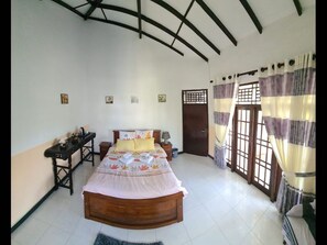 Dormitorio compartido, 1 habitación, balcón, vista al jardín | 1 habitación