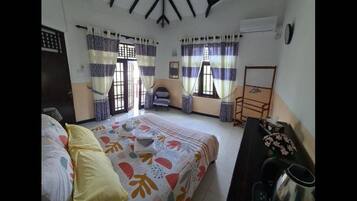 Dormitorio compartido, 1 habitación, balcón, vista al jardín | 1 habitación