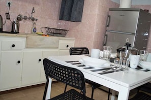 Living area - Double Room With Balcony - Athens Orangetrees Alley Homestay (Athens)