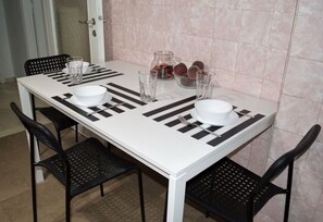 Living area - Double Room With Balcony - Athens Orangetrees Alley Homestay (Athens)