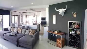 Casa, 4 habitaciones, para fumadores, alberca privada | Interior