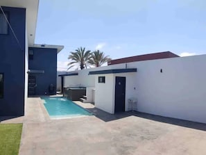 Una piscina al aire libre
