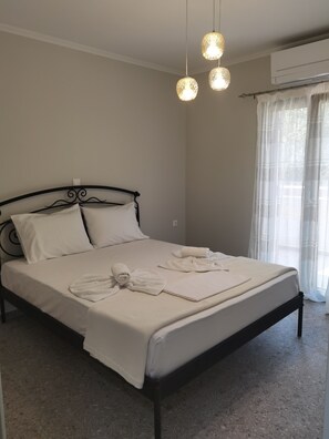 2 bedrooms, in-room safe, iron/ironing board, internet