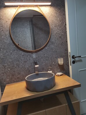 Shower, hair dryer, towels, toilet paper