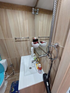 Room, 1 Bedroom | Bathroom