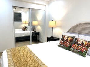 2 soverom, skrivebord, strykejern/-brett og reiseseng for barn