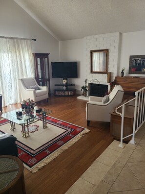 Interior - Your Perfect 3bed/2ba Pet-Friendly Paradise Near Disneyland & the Beach! (Westminster)