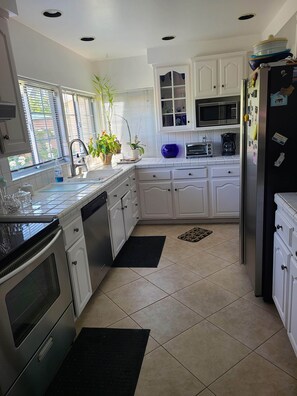 Fridge, microwave, oven, stovetop - Your Perfect 3bed/2ba Pet-Friendly Paradise Near Disneyland & the Beach! (Westminster)