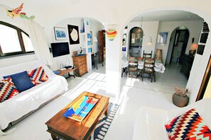 Televisie, een dvd-speler en een stereo