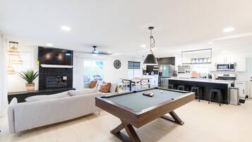 Una Smart TV, una chimenea, una oficina, una impresora